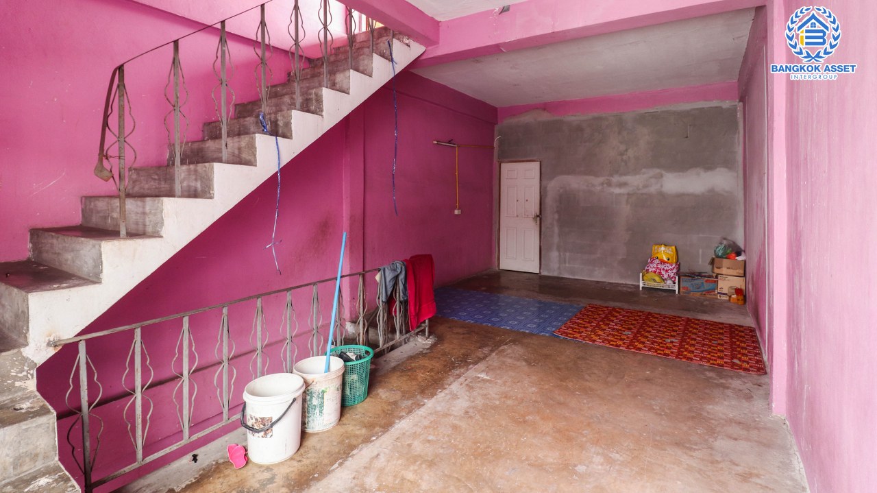 อาคารพาณิชย์มือสองกรุงเทพฯ ม.เอสเค เอกชัย76 เนื้อที่กว้างขวางเกือบ 35 ตร.ว. ฟังก์ชัน 4 ห้องนอน 2 ห้องน้ำ ลงทุนทำกิจการได้ เข้า-ออกได้หลายเส้นทาง ทำเลดี ใกล้รถไฟฟ้าสายสีน้ำเงิน "สถานีหลักสอง" และทางด่วน "พระราม 2" จองด่วน!